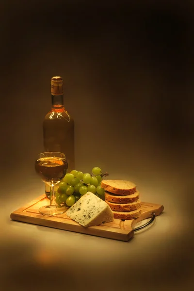 红酒、 葡萄、 奶酪和面包在夜晚 — 图库照片