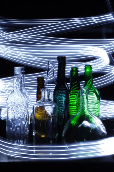 Tomma flaskor i natt — Stockfoto