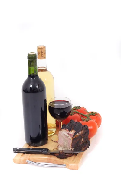 Вино и копченое мясо — стоковое фото