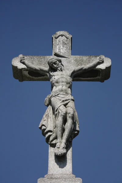 Crucifixo e céu azul — Fotografia de Stock
