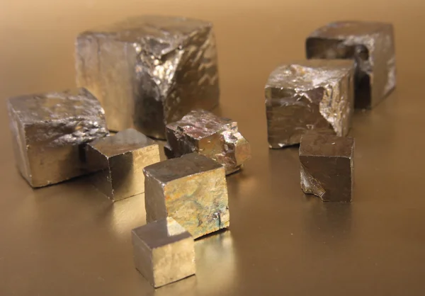 Золотые кубики — стоковое фото
