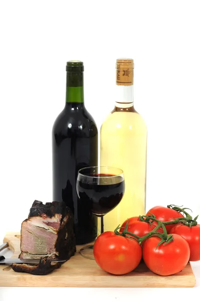 Копченое мясо и вино — стоковое фото
