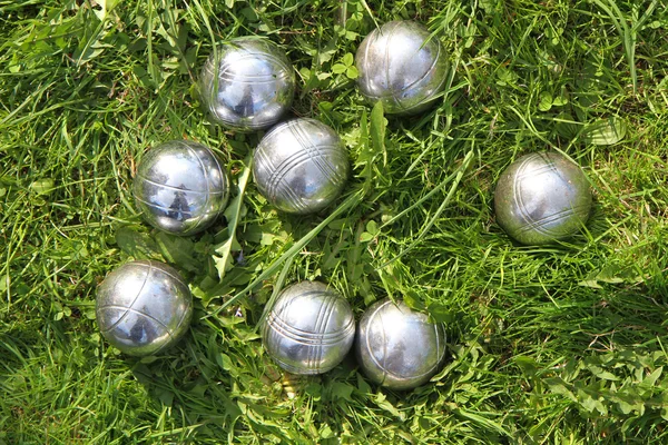 Miski do gry w bule w zielonej trawie — Zdjęcie stockowe