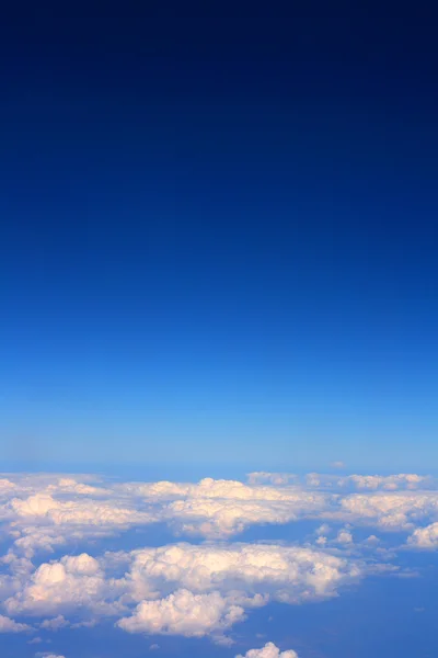 Хмари і блакитне небо — стокове фото