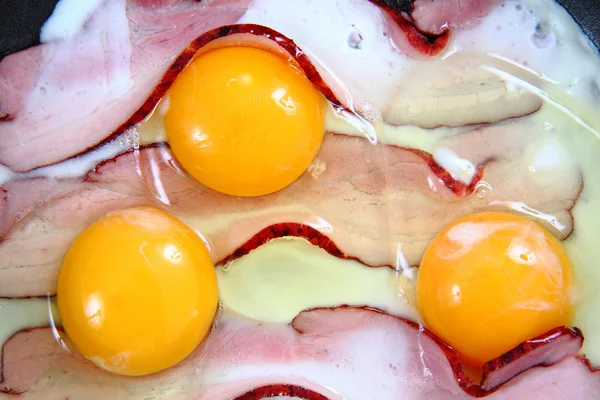 Carne affumicata e uova i — Foto Stock