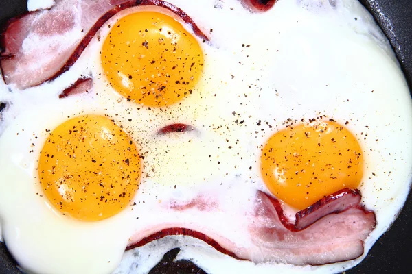Carne affumicata e uova i — Foto Stock