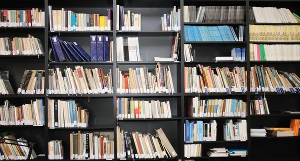Książki w bibliotece — Zdjęcie stockowe