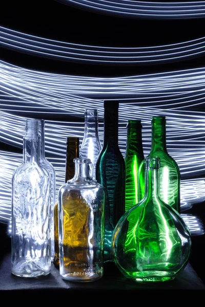 Tomma flaskor i den mörka natten — Stockfoto