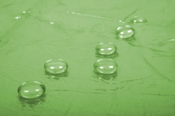 Gocce d'acqua su sfondo verde — Foto Stock