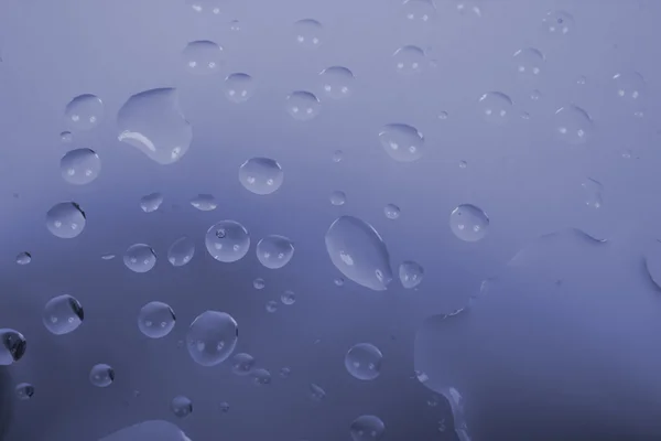 Vatten droppar på blå bakgrund — Stockfoto