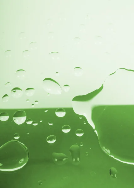 Gotas de agua sobre fondo verde — Foto de Stock