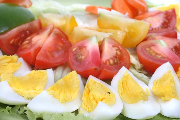 Plade fuld af sunde grøntsager og æg - Stock-foto