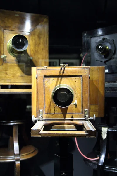 木製の非常に古いカメラ — ストック写真