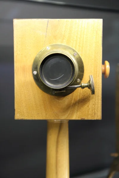 Câmera de madeira muito antiga — Fotografia de Stock