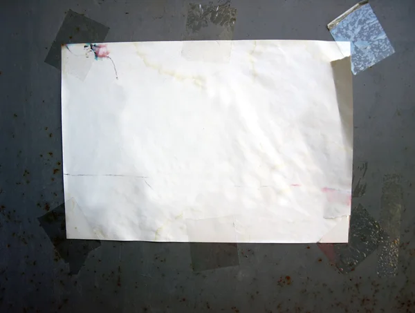 Φύλλο χαρτιού μαγνητοσκοπημένο στον τοίχο. — Φωτογραφία Αρχείου