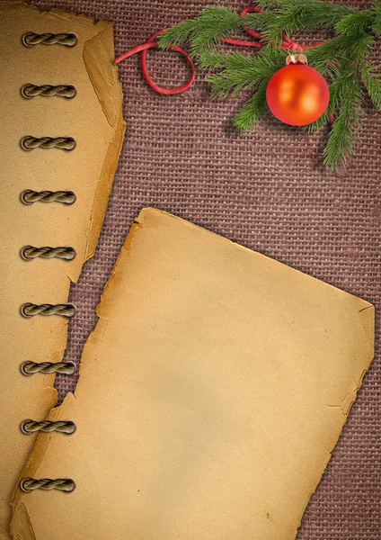 Vieux papier, sapin de Noël sur un sac . — Photo