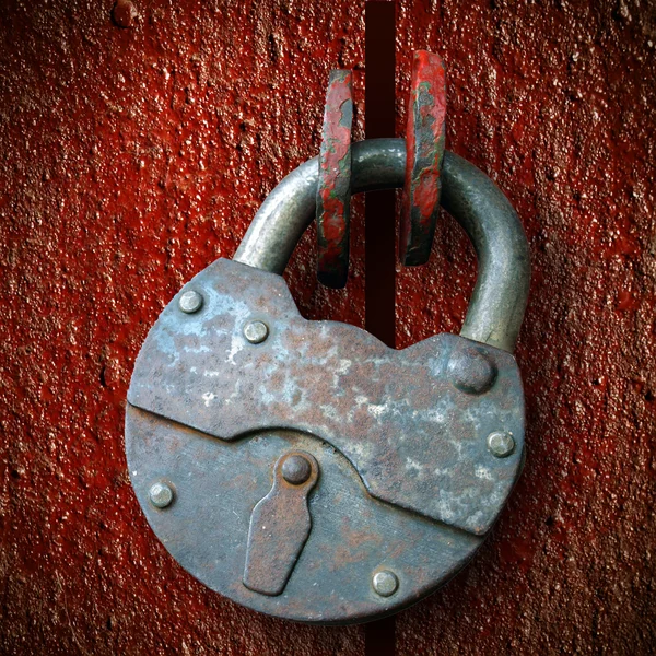 Rusty hinged lock, closed — Stock Photo, Image