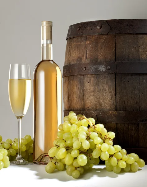 Vinho branco com barril — Fotografia de Stock
