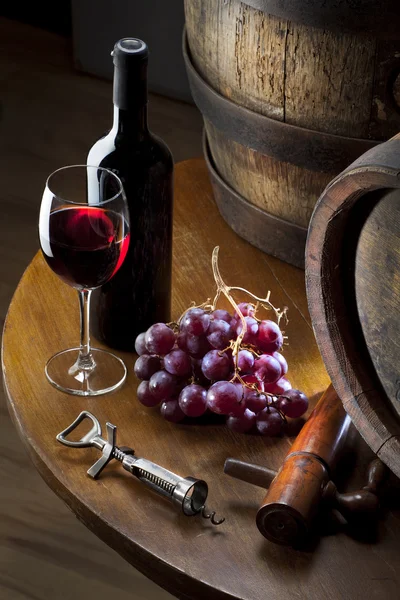 Красное вино на старом столе — стоковое фото