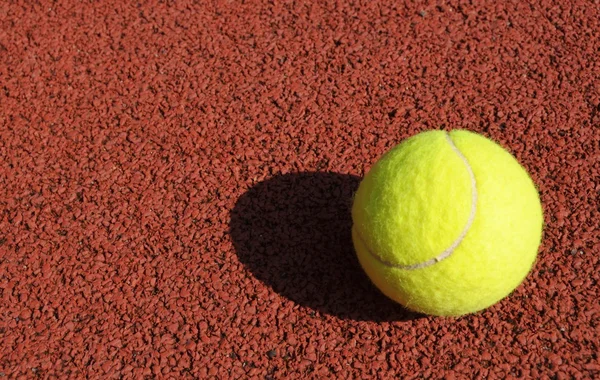 Tenisový míček na tenisovém kurtu — Stock fotografie