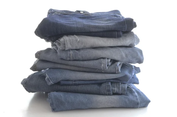Stapel blue jeans — Stockfoto