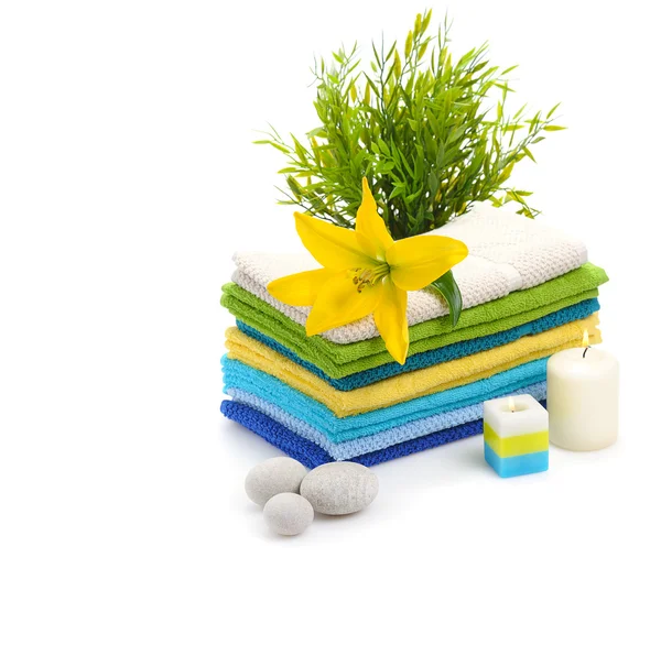 Ręczniki spa z żółtą lilię — Zdjęcie stockowe
