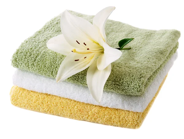 Handtücher mit weißer Lilie — Stockfoto