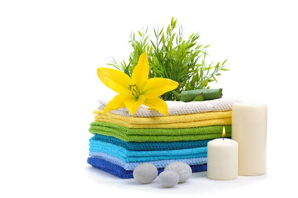 Ręczniki spa z żółtą lilię — Zdjęcie stockowe
