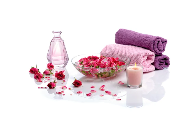 Spa com pétalas de rosa — Fotografia de Stock