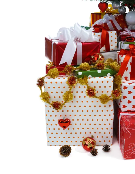 Κουτιά δώρων κάτω από χριστουγεννιάτικο δέντρο — Φωτογραφία Αρχείου