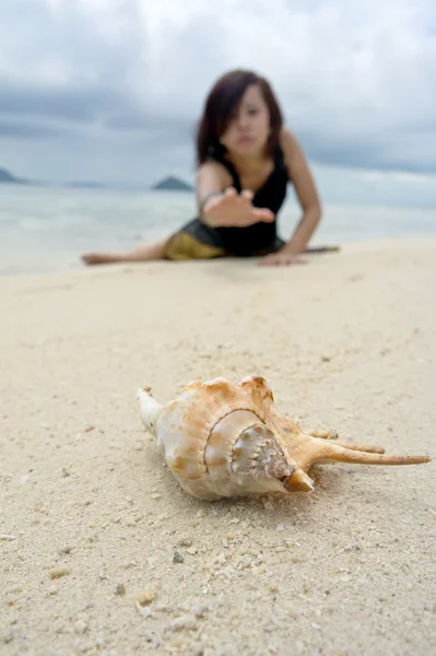 Sahilde Yengeç hol sırasında kapmak için hareket eden güzel bir kadın fotoğrafı