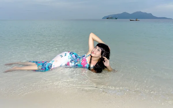 Genç duygusallık güzel teen clear crystal beach üzerinde bırakır