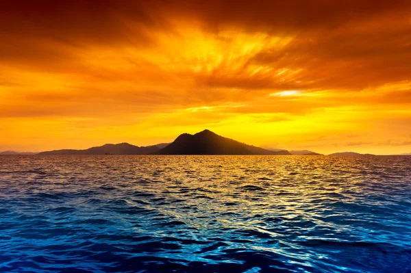 Piękny widok na wyspę podczas zachodu słońca — Zdjęcie stockowe