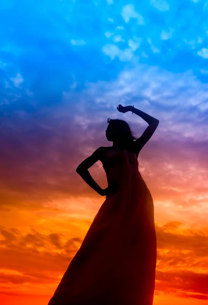Silhouette of woman performs as a dancer during sunset — Stock Photo, Image