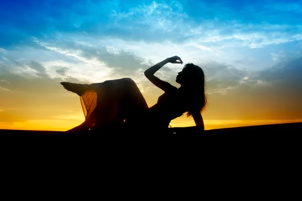 Silhouette of young sensuality beautiful woman during sunset — Stock Photo, Image