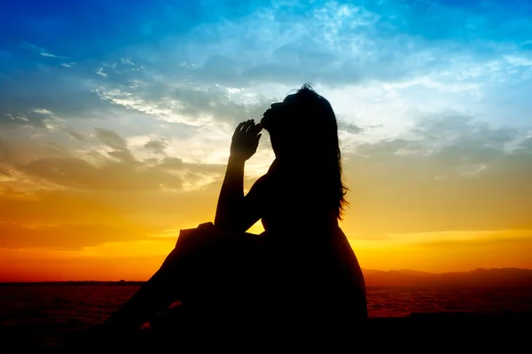 Silhuett av unga sinnlighet vacker kvinna under solnedgången — Stockfoto