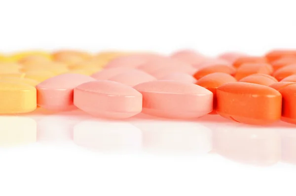 Στοίβα διαφορετικά χάπια που απομονώνονται σε λευκό φόντο — Φωτογραφία Αρχείου