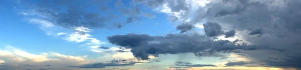 Colorido cielo dramático con nube al atardecer —  Fotos de Stock