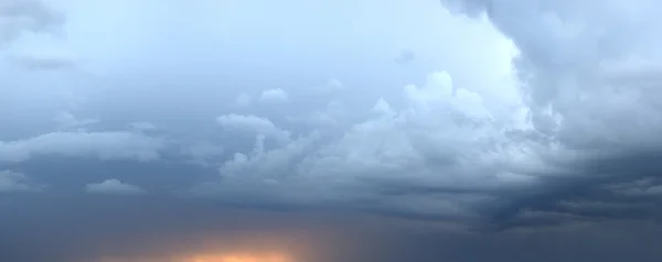 Πολύχρωμο δραματικό ουρανό με σύννεφο στο ηλιοβασίλεμα — Φωτογραφία Αρχείου