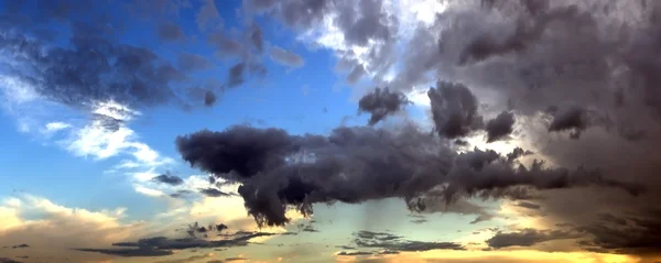 Colorido cielo dramático con nube al atardecer —  Fotos de Stock