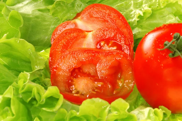 トマトのサラダの葉の上 — ストック写真