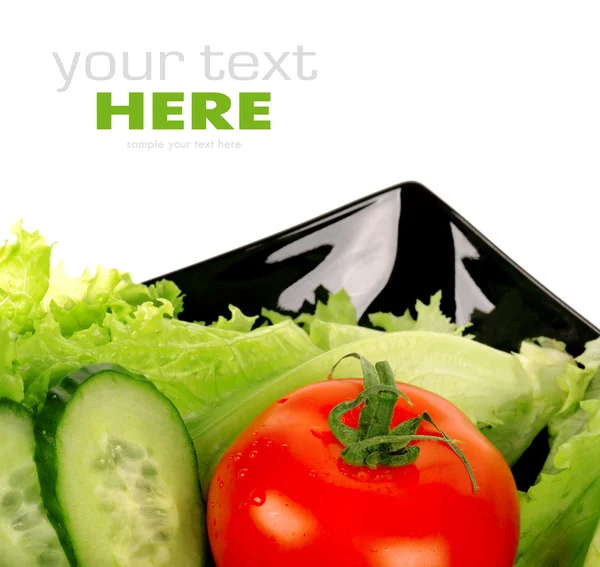 Tomate, salada, pepino, folha de salada em prato — Fotografia de Stock