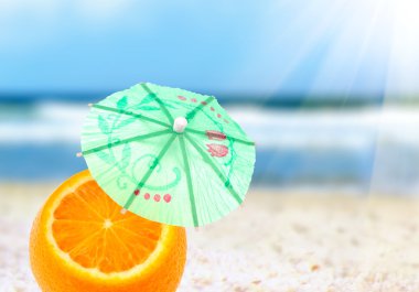 turuncu bir plajda kokteyl