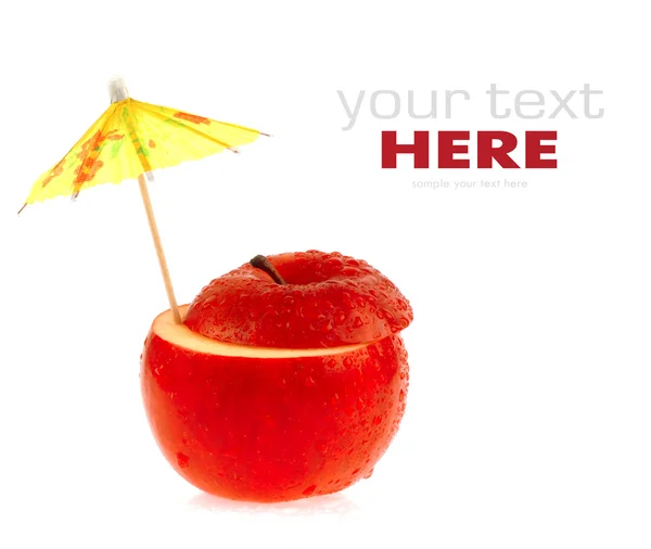 Apfel und Regenschirme isoliert auf weißem Hintergrund — Stockfoto