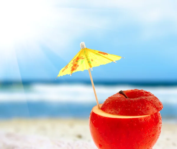 苹果鸡尾酒的沙滩上 — 图库照片