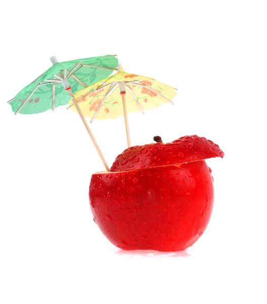 Apfel und Regenschirme isoliert auf weißem Hintergrund — Stockfoto