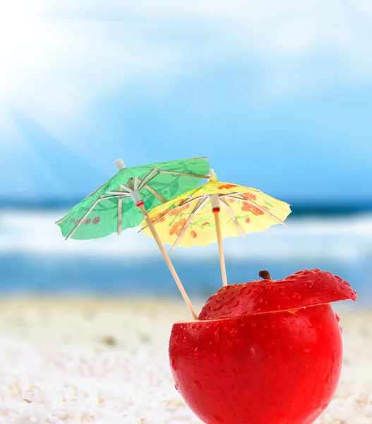 苹果鸡尾酒的沙滩上 — 图库照片