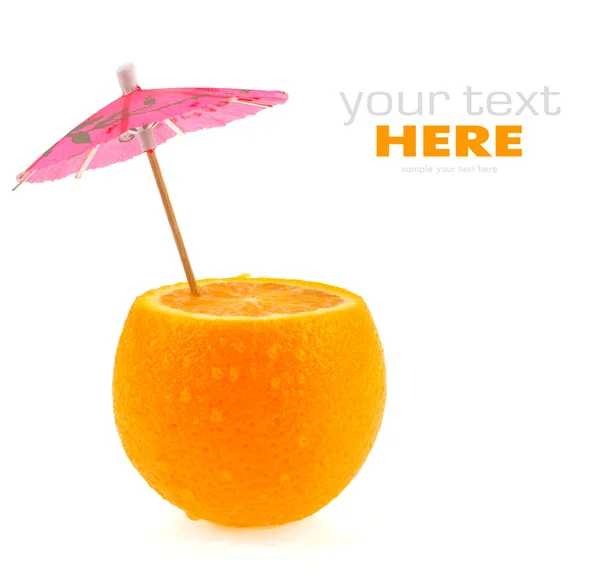 Naranja y paraguas aislados sobre fondo blanco —  Fotos de Stock
