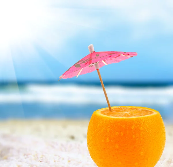 橙色鸡尾酒的沙滩上 — 图库照片