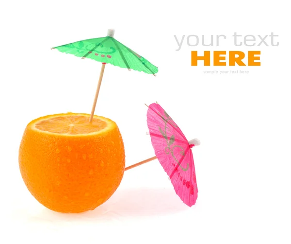 Oranje en paraplu's geïsoleerd op een witte achtergrond — Stockfoto